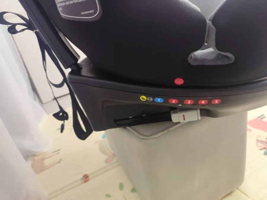 Estrutura da cadeirinha com pequenas marcas de uso