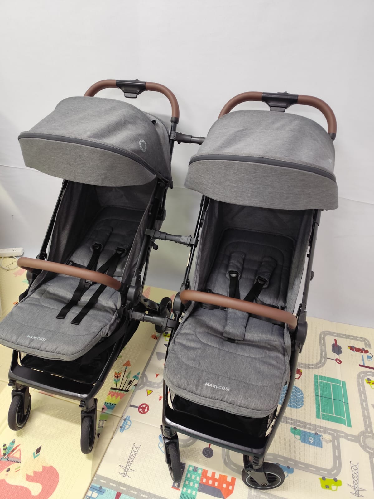 Kit Carrinho Duplo Compacto – 2 Carrinhos EVA + Trio de Conectores Maxi Cosi