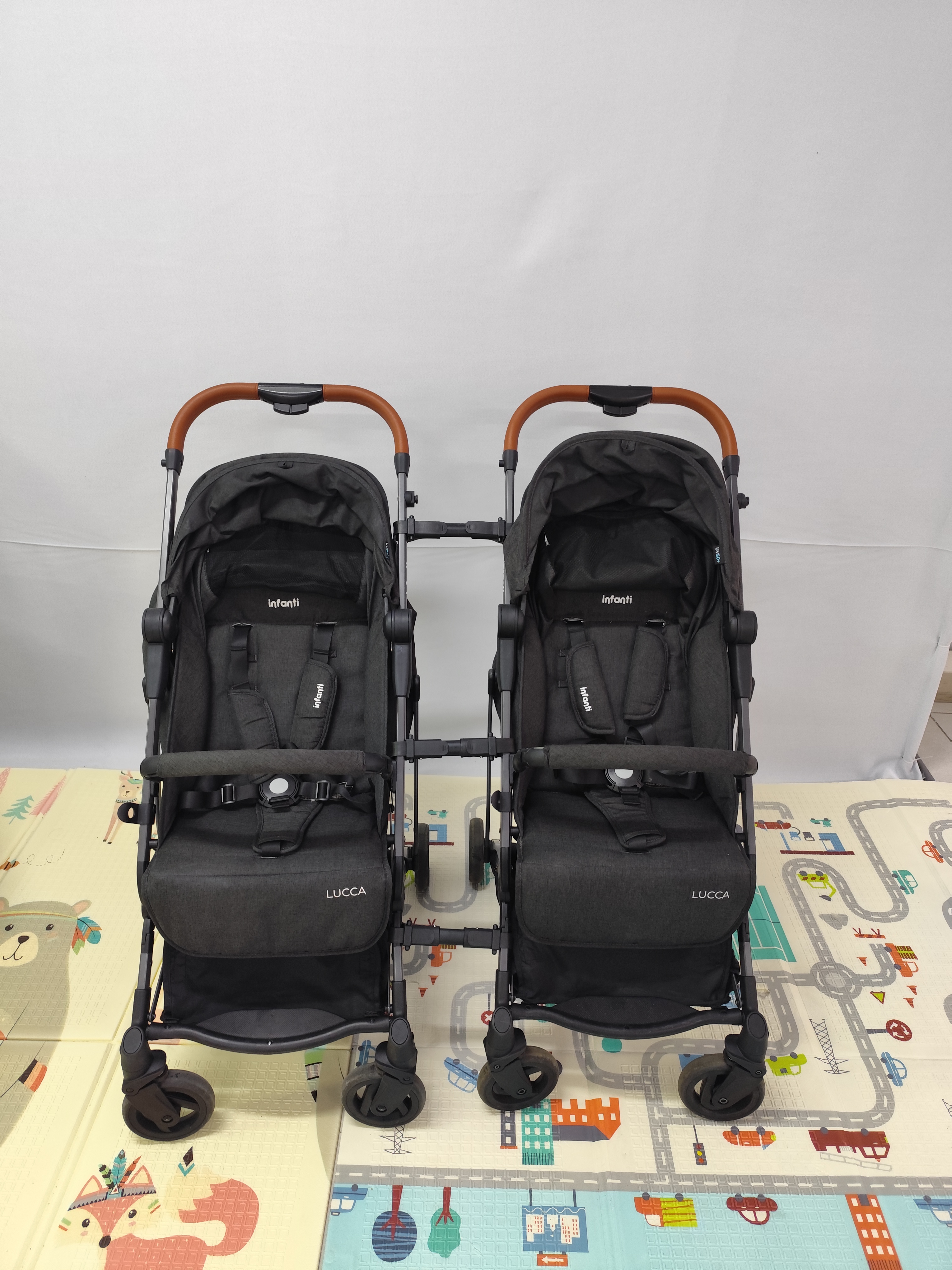Kit Carrinho Duplo Compacto – 2 Carrinhos LUCCA + Trio de Conectores Infanti
