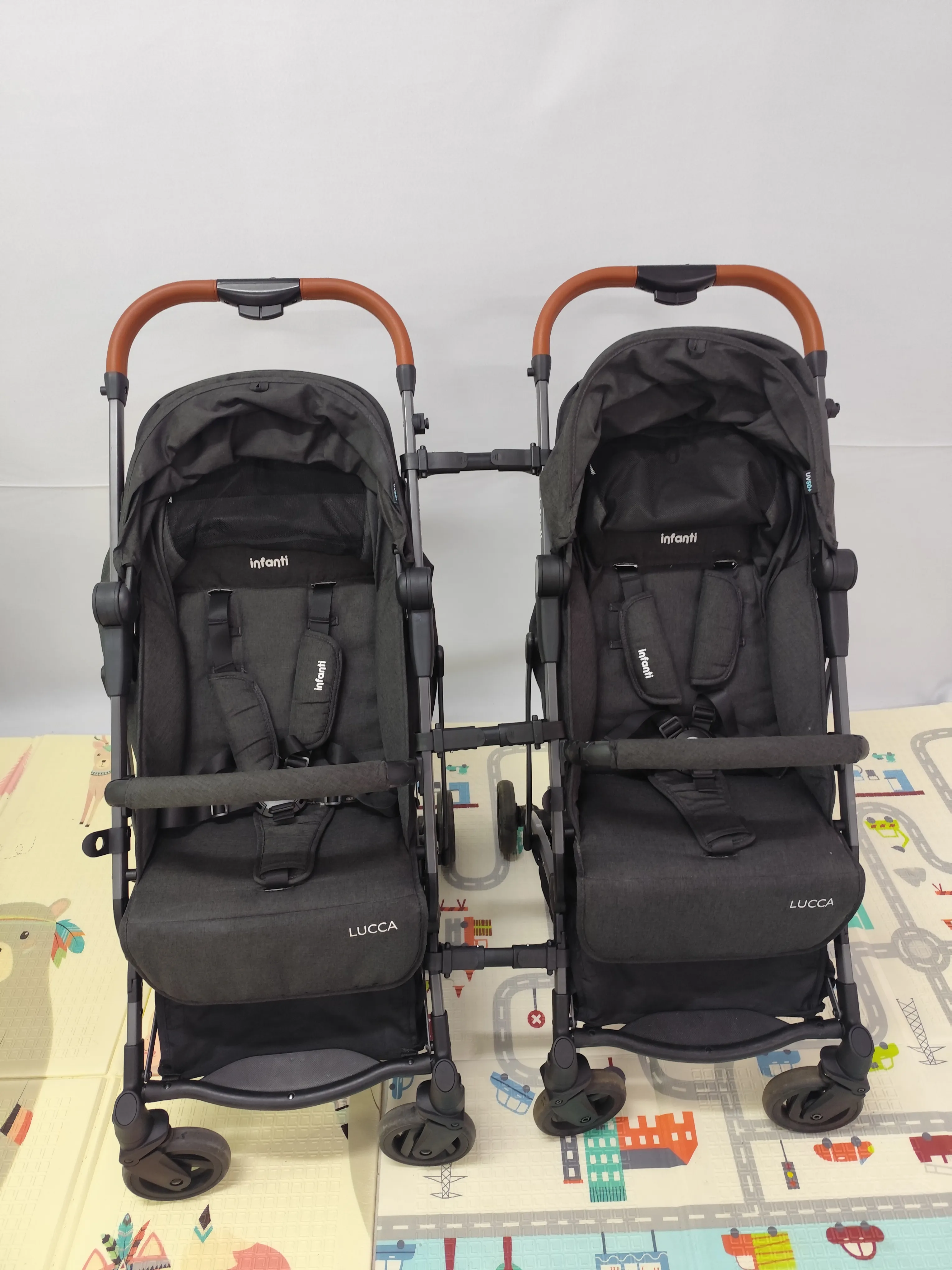 Kit Carrinho Duplo Compacto – 2 Carrinhos LUCCA + Trio de Conectores Infanti