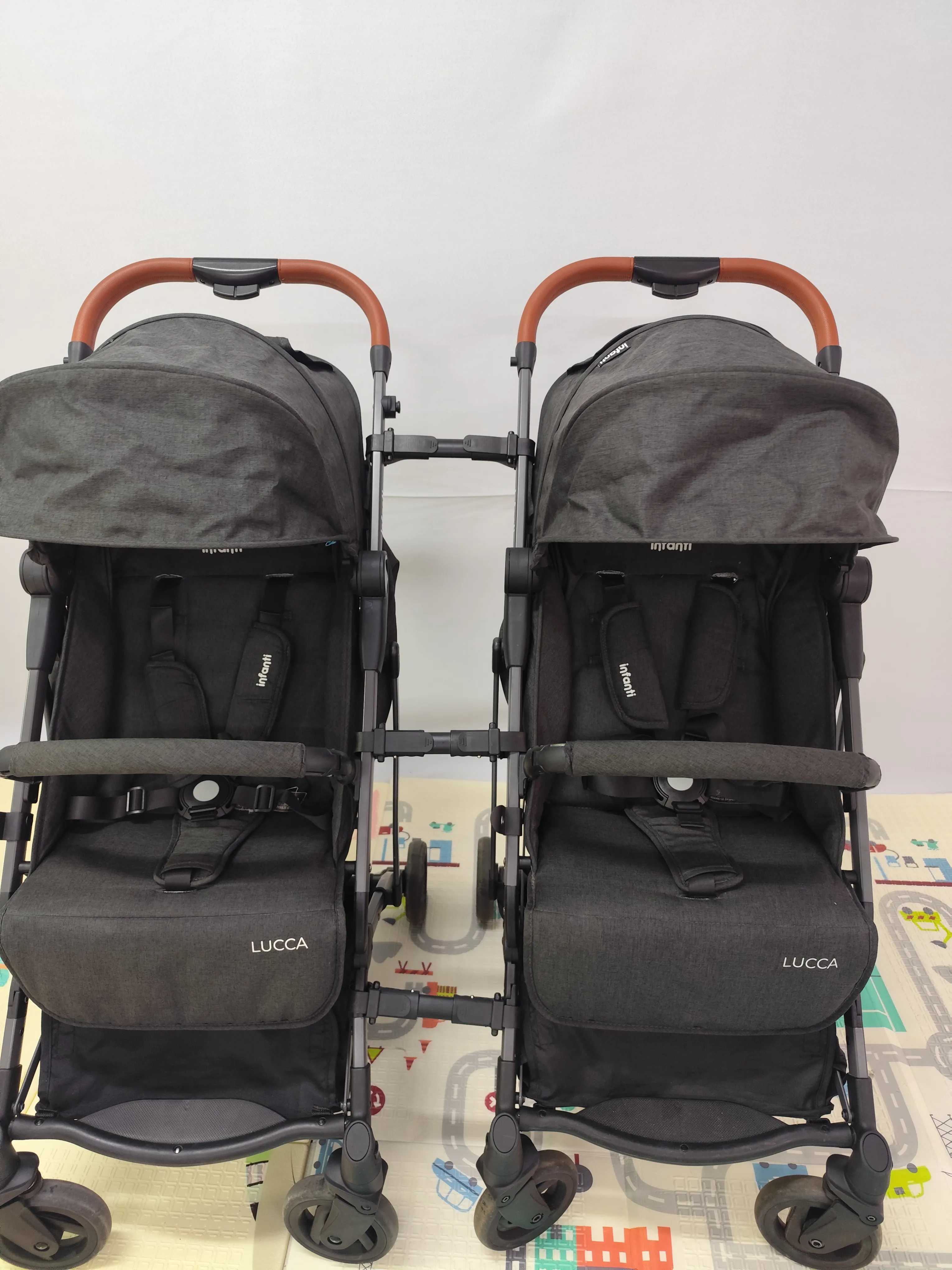 Kit Carrinho Duplo Compacto – 2 Carrinhos LUCCA + Trio de Conectores Infanti