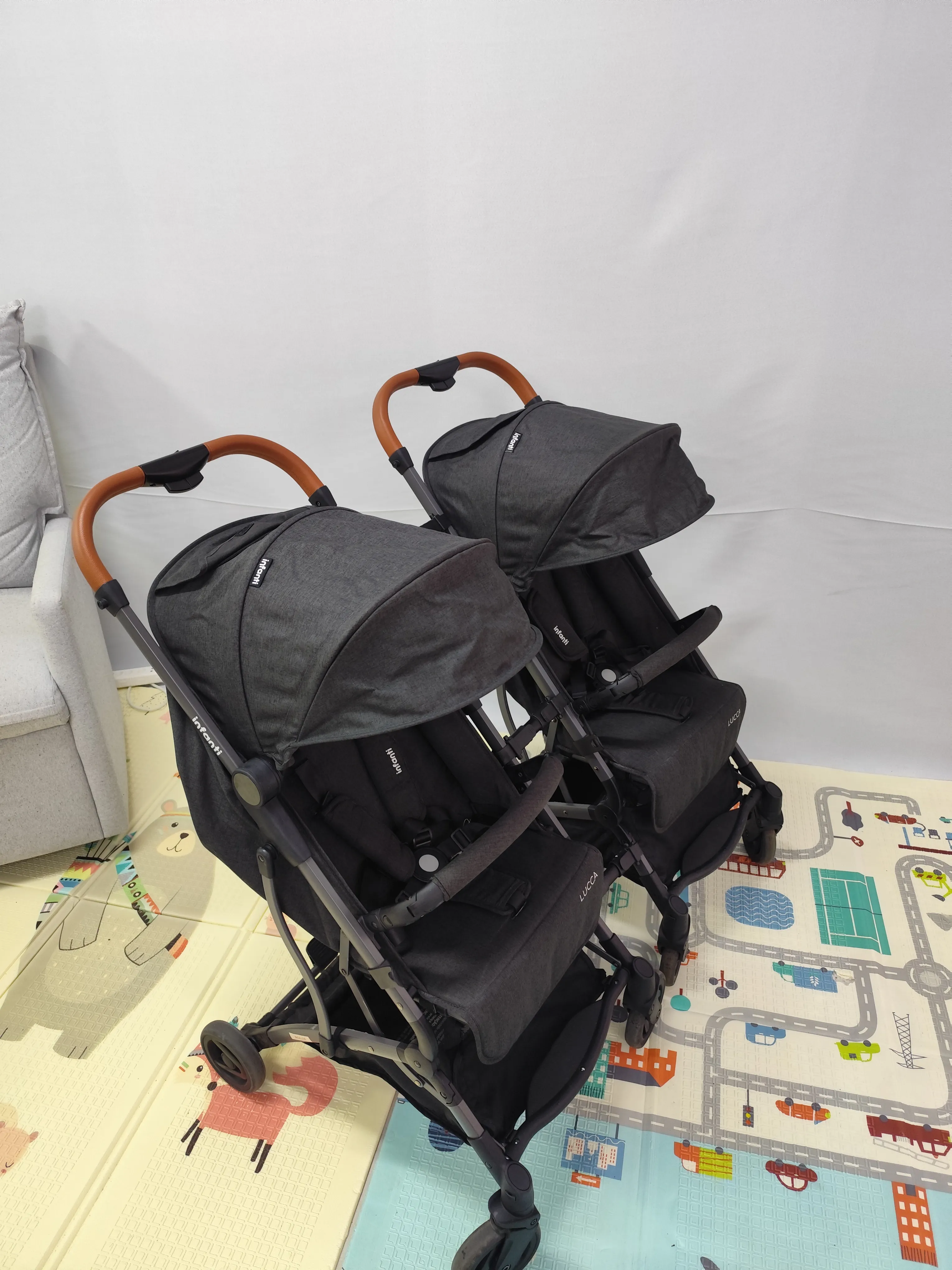 Kit Carrinho Duplo Compacto – 2 Carrinhos LUCCA + Trio de Conectores Infanti